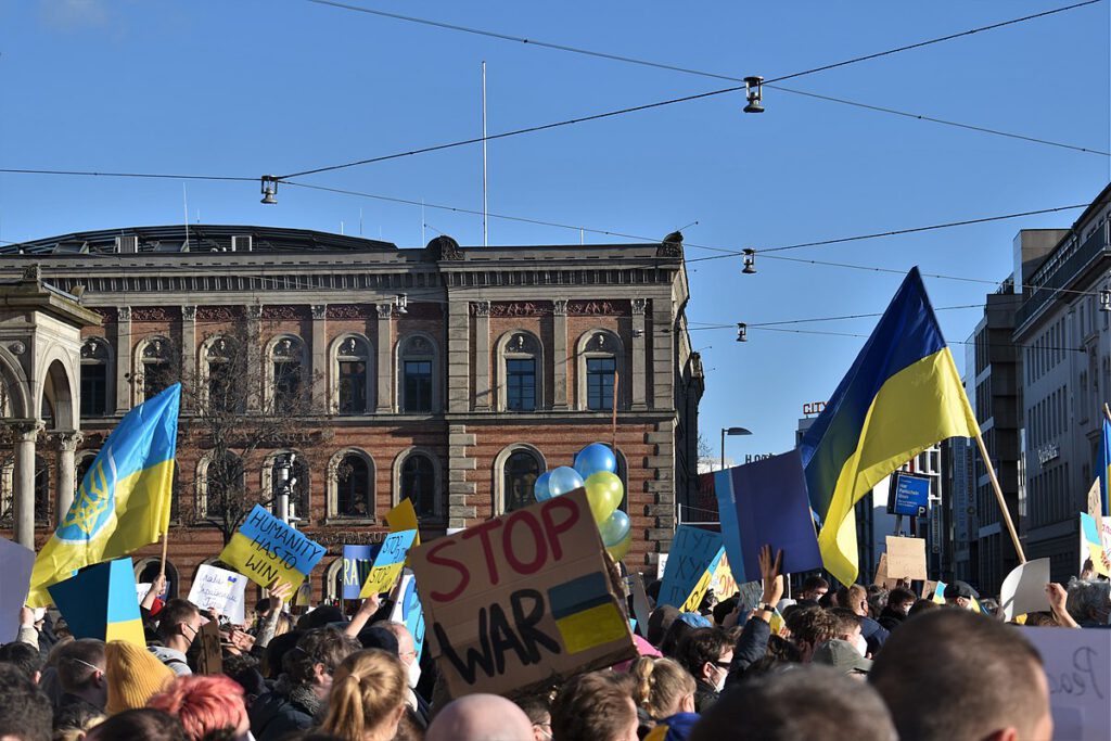 Demonstration gegen Putins Krieg in der Ukraine auf dem Ernst-August-Platz in Hannover
